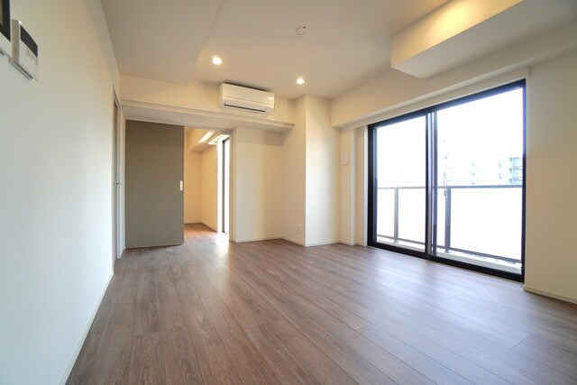 物件内観写真4　(DKにエアコン・ダウンライト、洋室にエアコン・照明付き)