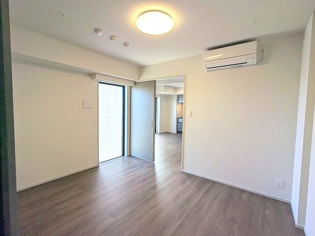 物件内観写真8　(洋室にエアコン・照明付き)