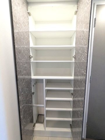 物件内観写真10　(傘入れ付収納豊富なトールタイプのシューズ)