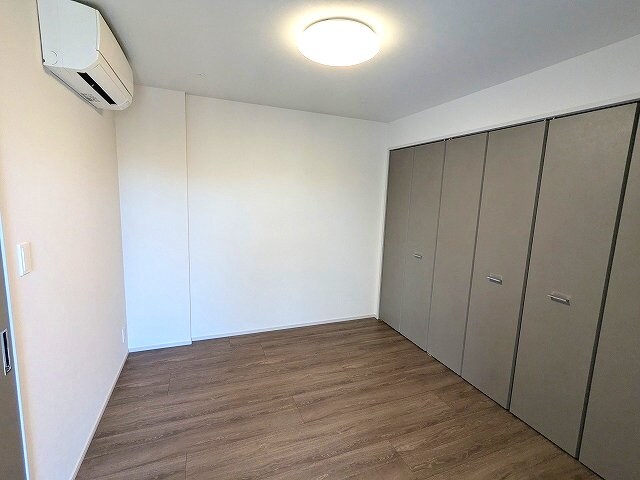 物件内観写真29　(洋室にエアコン・照明付き)