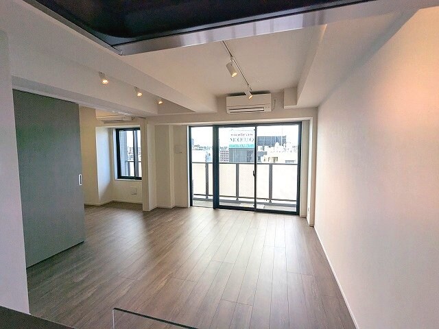 物件内観写真4　(LDKにエアコン・スポットライト、洋室にエアコン・照明付き)