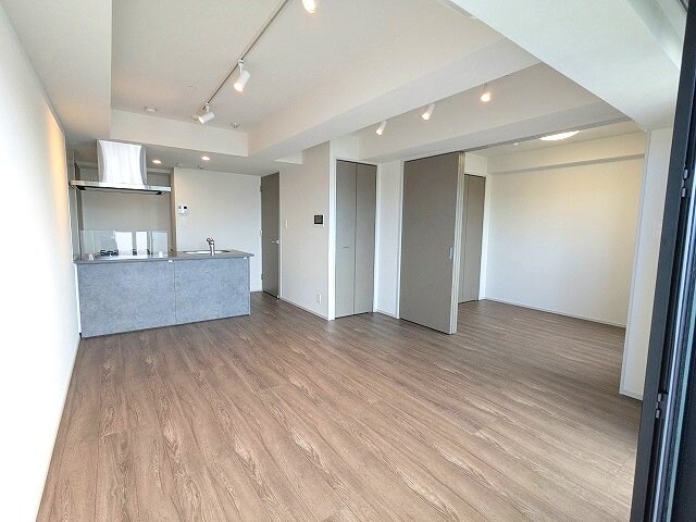 物件内観写真7　(カウンターキッチン、LDKにエアコン・スポットライト、洋室に)