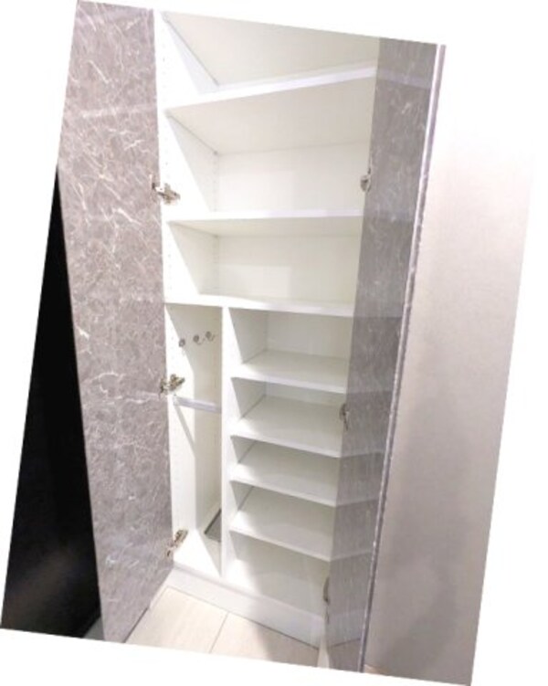 玄関(傘入れ付収納豊富なトールタイプのシューズ)