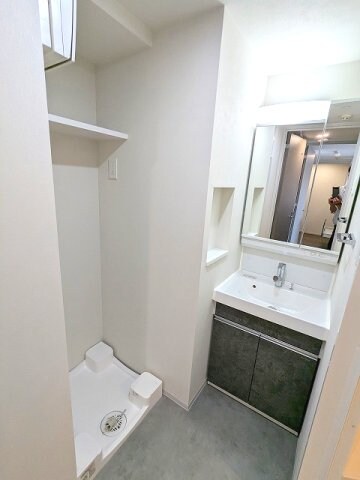 物件内観写真12　(2面鏡・ハンドシャワー付独立洗面台、洗濯機置場は排水口お手入)