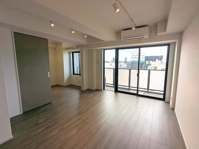 物件内観写真23　(LDKにエアコン・スポットライト、洋室にエアコン・照明付き)