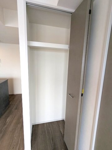 物件内観写真24　(LDKの収納です)