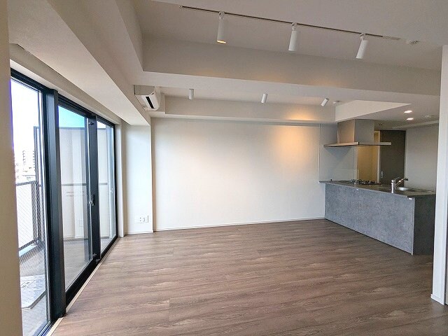 物件内観写真26　(カウンターキッチン、LDKにエアコン・スポットライト付き)