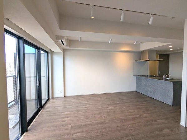 建物設備(カウンターキッチン、LDKにエアコン・スポットライト付き)