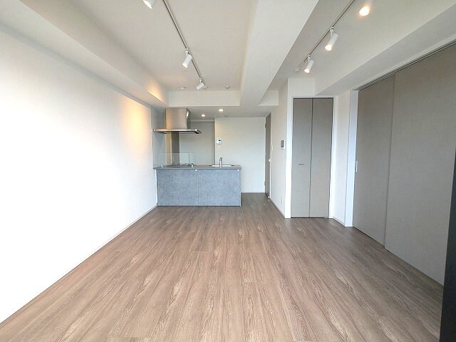 物件内観写真28　(カウンターキッチン、LDKにエアコン・スポットライト付き)