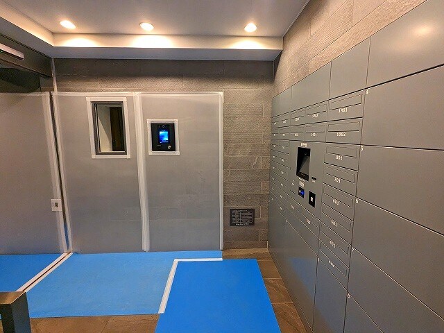 物件外観写真2　(タッチキーのTVモニター付オートロック、宅配BOX)