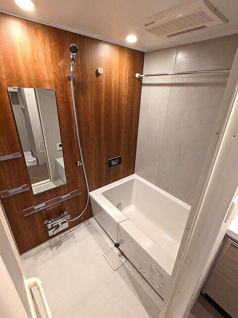 物件内観写真6　(参考写真、追焚オートバス、浴室TV、浴室換気乾燥機)