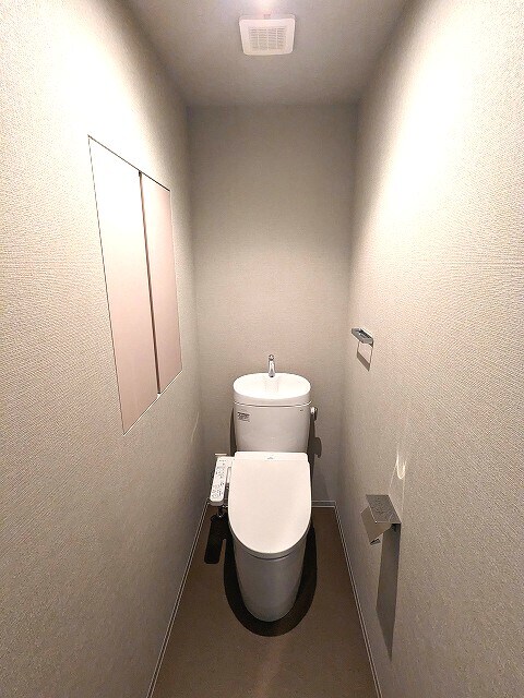 物件内観写真7　(参考写真、洗面室とは独立した温水洗浄便座トイレです)