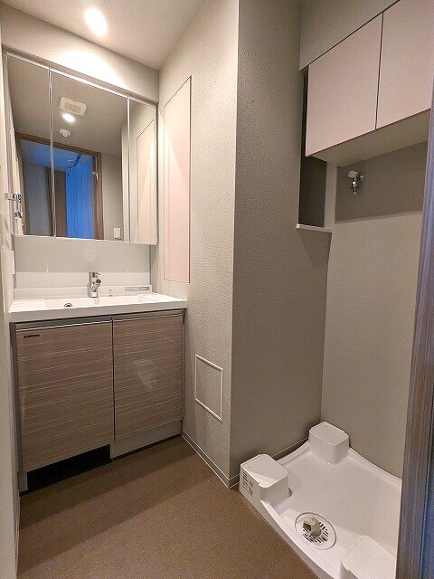 物件内観写真8　(参考写真、トイレと独立した洗面室です。ハンドシャワー付き3面)