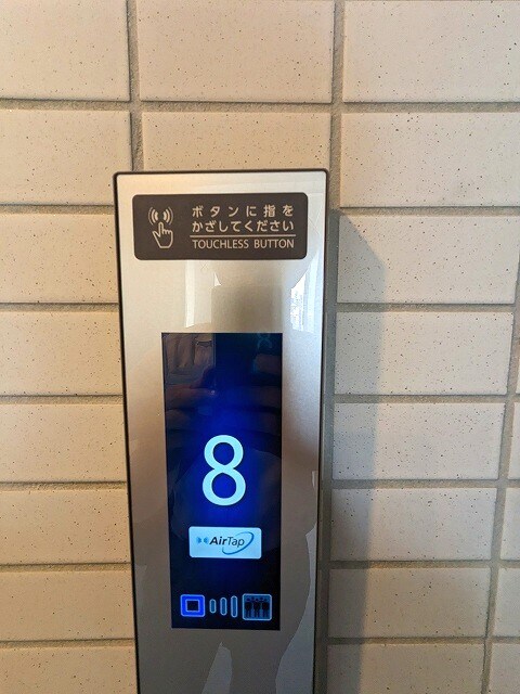 物件内観写真15　(エレベーターはボタンに指をかざすとスイッチ作動する非接触の感)