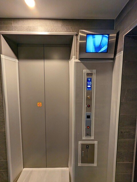 物件内観写真22　(防犯モニター付きセキュリティエレベーターです。エレベーターは)