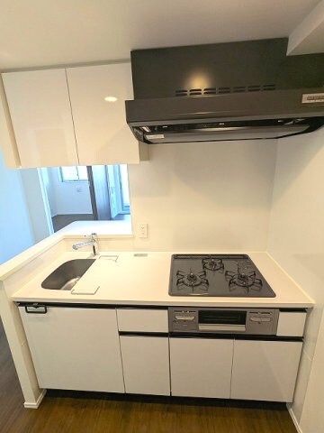 物件内観写真5　(グリル付ガス3口システムカウンターキッチン、瀟洒でお手入れ楽)