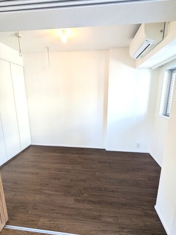 物件内観写真9　(洋室、エアコン付、バルコニーに面した明るい室内、取外し可能な)