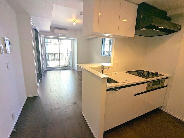 物件内観写真23　(インターネット無料、角部屋2面採光4Fリビングの窓とバルコニ)