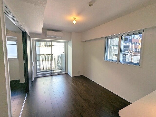 物件内観写真24　(インターネット無料、角部屋2面採光4Fリビングの窓とバルコニ)