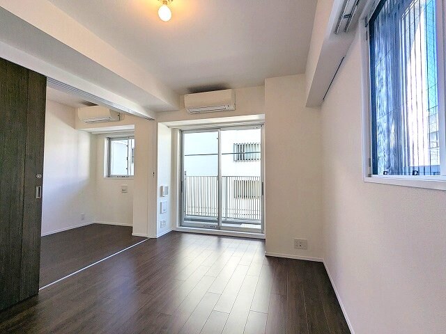 物件内観写真25　(インターネット無料、角部屋2面採光4Fリビングの窓とバルコニ)