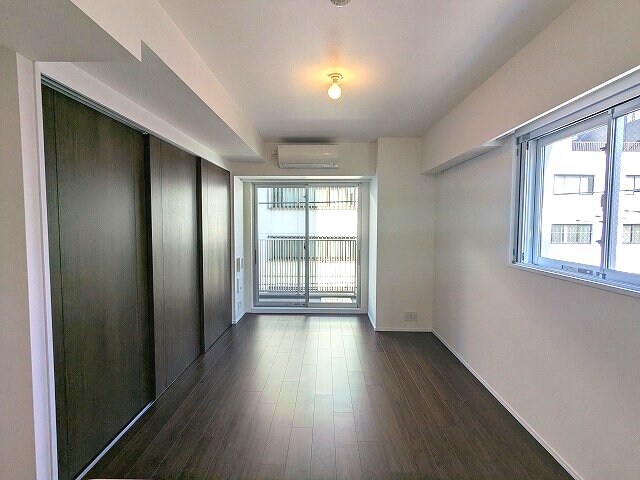 物件内観写真27　(インターネット無料、角部屋2面採光4Fリビングの窓とバルコニ)