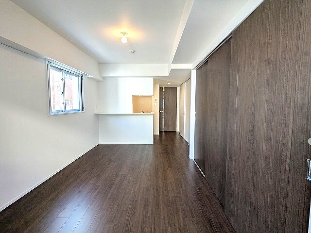 物件内観写真28　(インターネット無料、角部屋2面採光4Fリビングの窓とバルコニ)