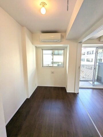 物件内観写真29　(洋室、エアコン付、バルコニーに面した明るい室内、取外し可能な)