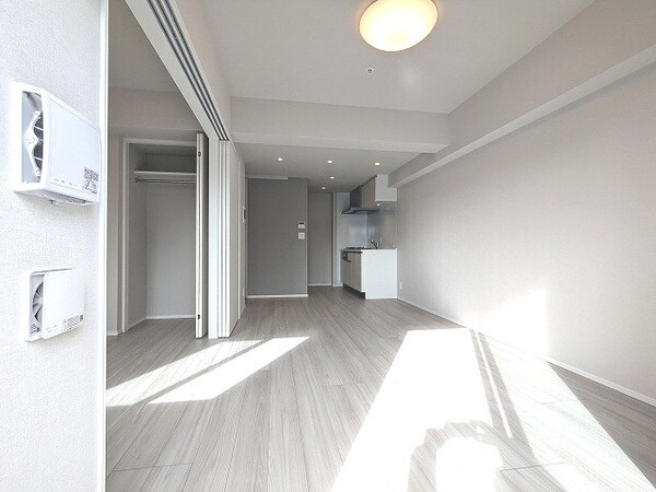 建物設備(リビング、南向き、エアコン照明付き)