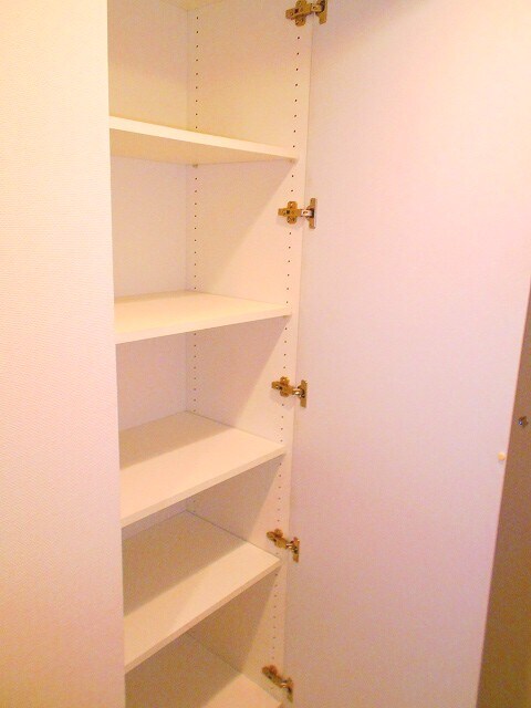 物件内観写真14　(玄関収納)