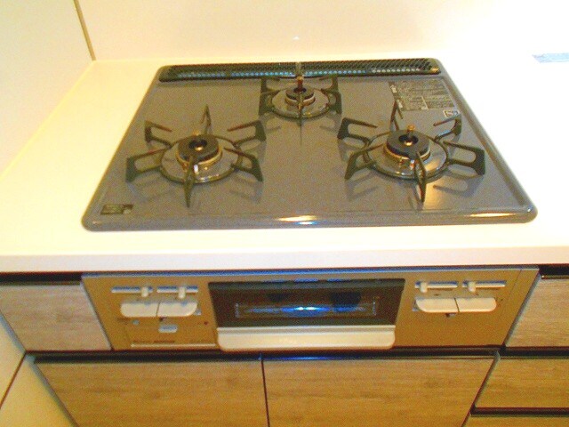 物件内観写真21　(瀟洒でお手入れ楽なガラストップ3口コンロです)