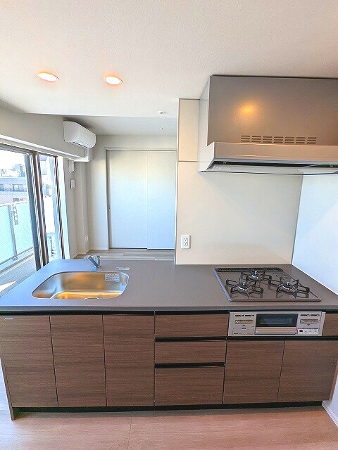 物件内観写真4　(グリル付きガス３口カウンターキッチン、瀟洒でお手入れ楽なガラ)