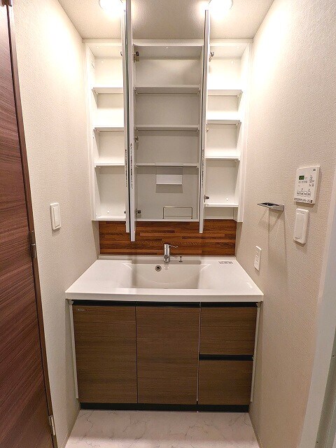 物件内観写真8　(三面鏡付き独立洗面台です)