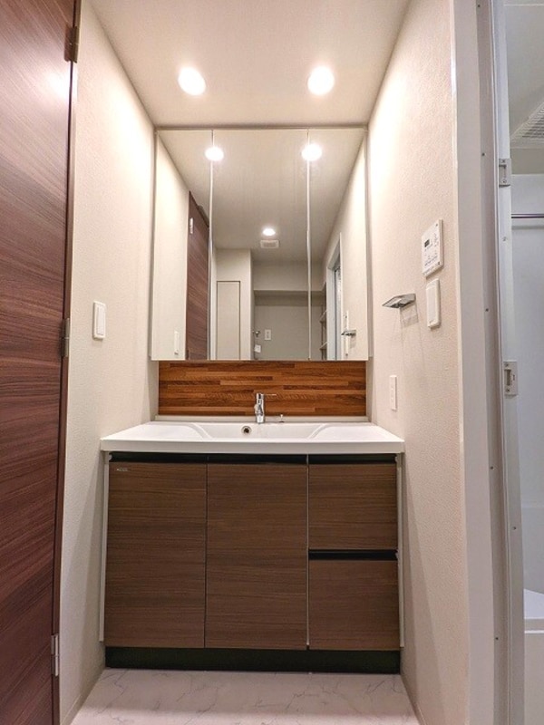 建物設備(三面鏡付き独立洗面台です)