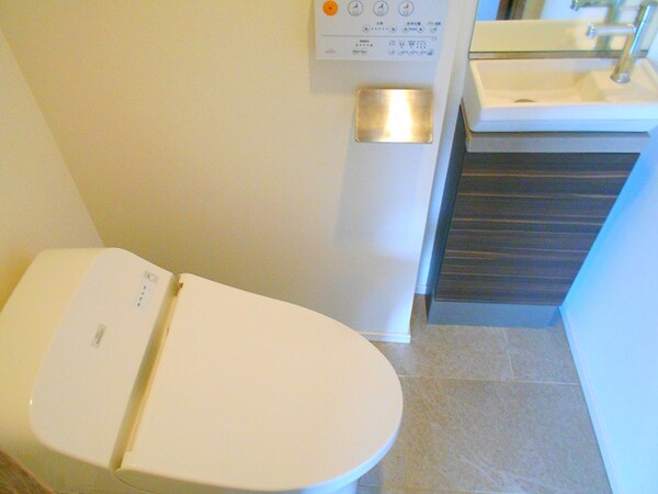 建物設備(洗面室と独立した温水洗浄便座には鏡付手洗い付きです)