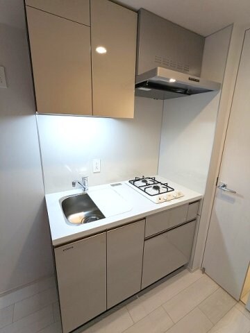 物件内観写真5　(ガス2口システムキッチン、ワイドシンクで料理しやすいです)