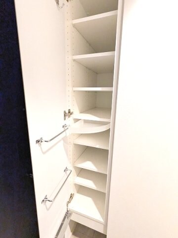 物件内観写真13　(収納豊富なトールタイプのシューズBOX、傘ストック付です)