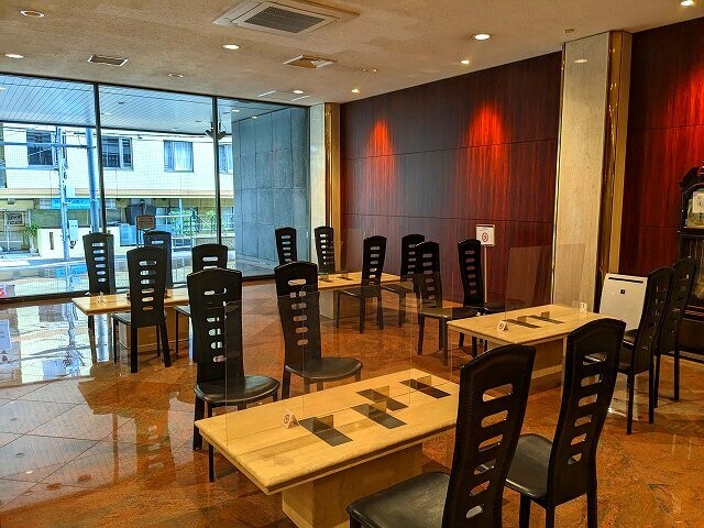 物件外観写真3　(複数のソファーセットあるロビー)