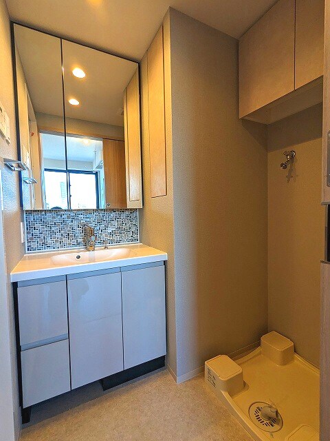 物件内観写真7　(トイレと独立した洗面室、ハンドシャワー付き、洗面室の下にヘル)