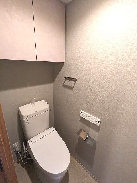 物件内観写真8　(洗面室と独立した温水洗浄便座、トイレにはスマホホルダー付きで)