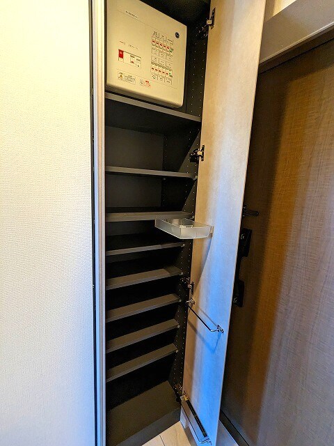 物件内観写真10　(収納豊富なトールタイプのシューズＢＯＸ、ＢＯＸ内に傘ストック)