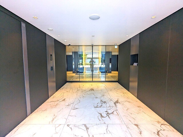 物件内観写真13　(優雅なエントランス、タッチキーのTVモニター付きオートロック)