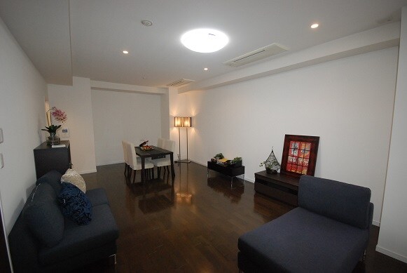 物件内観写真8　(リビング・モデルルーム参照)