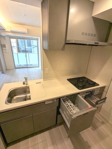 物件内観写真4　(ビルトイン食器洗浄乾燥機付、グリル付ガス3口システムカウンタ)