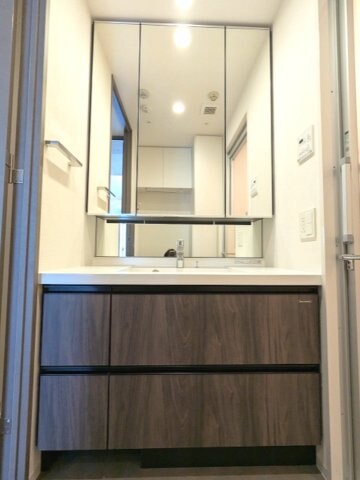 物件内観写真11　(トイレと独立した洗面室、3面鏡付ハンドシャワー付洗面台、洗面)