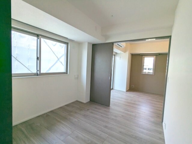 物件内観写真29　(4.7帖洋室とリビング)