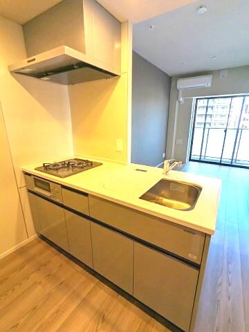 物件内観写真5　(グリル付ガス3口システムカウンターキッチン、ワイドシンクで料)