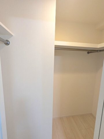 物件内観写真9　(4.5帖洋室のウォークインクローゼットです)