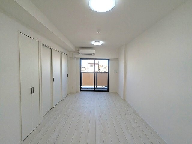 物件内観写真25　(インターネットWi-Fi無料、リビングにエアコンと照明・収納)