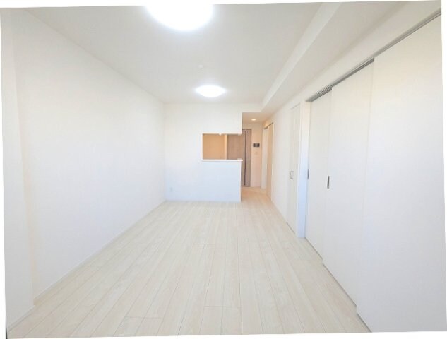 物件内観写真26　(インターネットWi-Fi無料、リビングにエアコンと照明・収納)