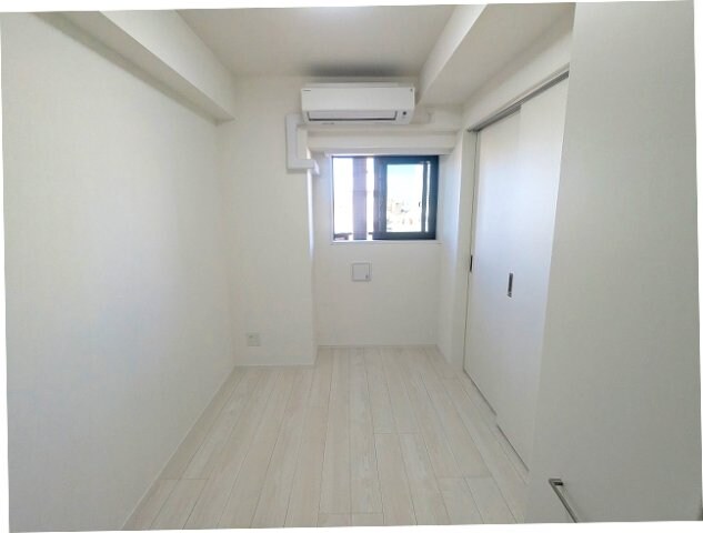 物件内観写真29　(リビング隣のバルコニーに面した明るい4帖洋室、インターネット)